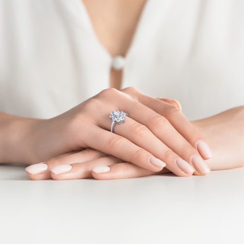 Pierścionek zaręczynowy SAVICKI: białe złoto, białe szafiry